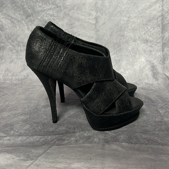 Elizabeth and James Black Pebbled Leather Platform 5” Heels - size 8 - Picture 2 of 15